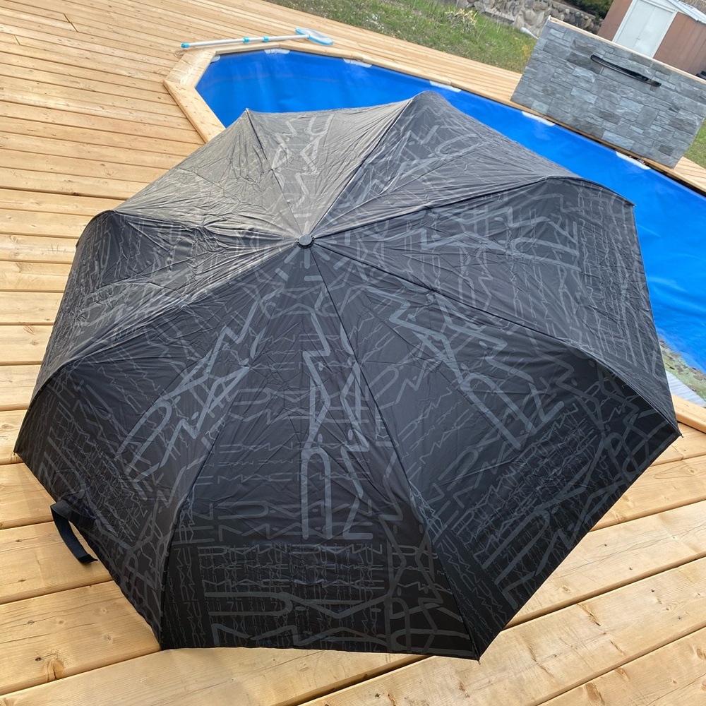 Brand new in box RARE MAC Umbrella